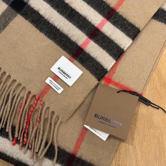NWT Burberry Check Cashmere Scarf - Picture 3 of 6